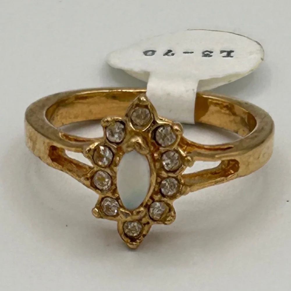 Vintage 80s Gold Tone Faux Opal & Rhinestone Cluster Marquise Cocktail Ring 7.5